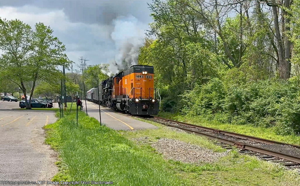 LTEX 1443 now leads the consist farther south.